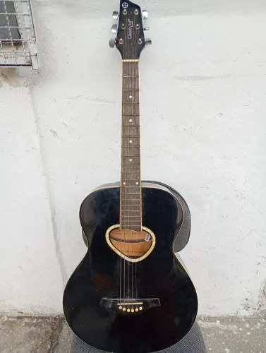 Violão elétrico vai com a capa tá com pequeno defeito na foto você vê só co