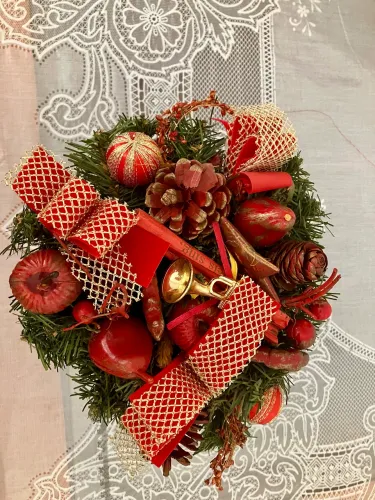 Cesta decorativa vermelha e dourada de palha
