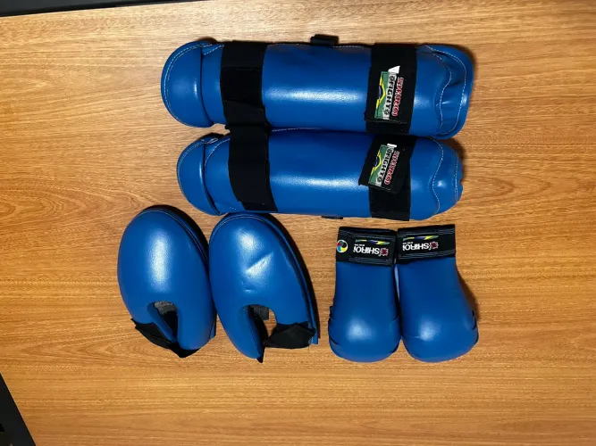 Kit luva e caneleira azul para karatê 