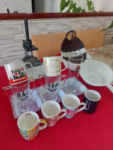 Vende-se 11 peças  lindas 6 canecas  2 taças  um copo de chope  e as demais  11 peças tudo