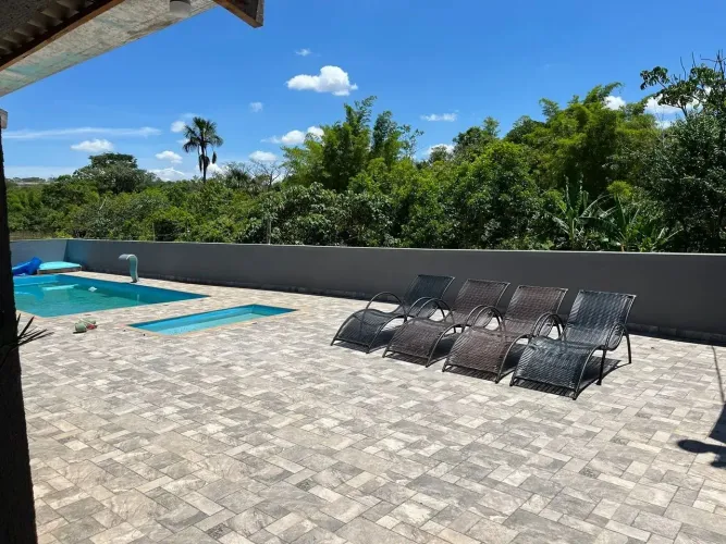 rancho a 3 minutos do atacadao dia dia e próximo dos clubes ótimo para morar ou locação.