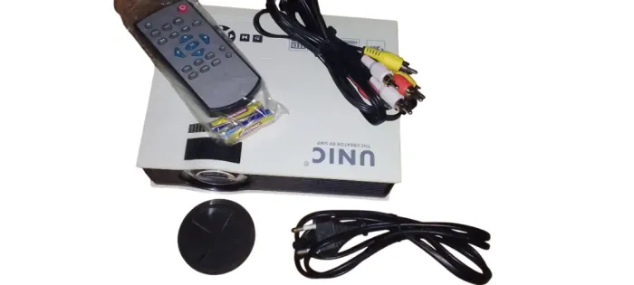 Vendo Mini Projetor LED Portátil Unic UC40 em estado de novo! Item bem conservado.