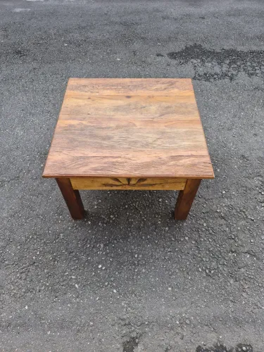 Mesa de centro madeira de reflorestamento.
