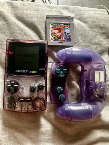 Game Boy Color com jogo e acessórios