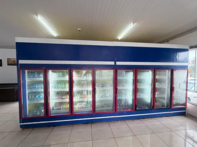 Geladeira Expositora 8 portas para bebidas
