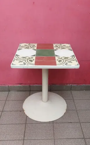 Mesa com o pé de ferro e Tampo de azulejos