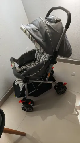 Vendo carrinho de bebê pouco meses de uso.