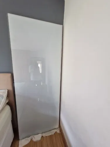 Porta encapada com lona de vinil branca e vidro. Para servir de bancada sobre cavaletes