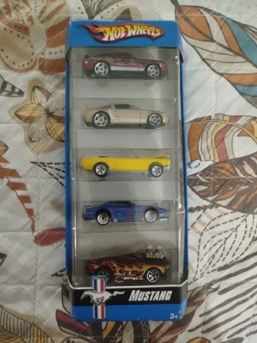 pack com 5 carrinhos da Hot Wheels MUSTANG
