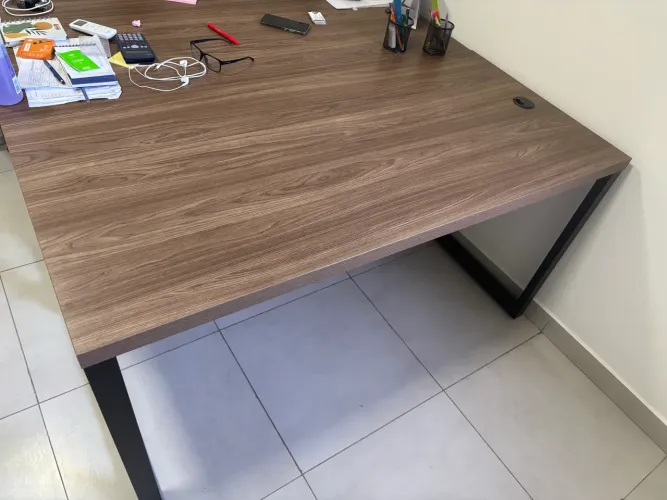 Mesa de mdf com pés em aço 