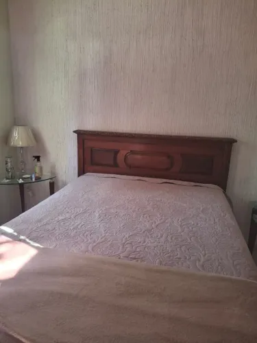 Cama de madeira maciça