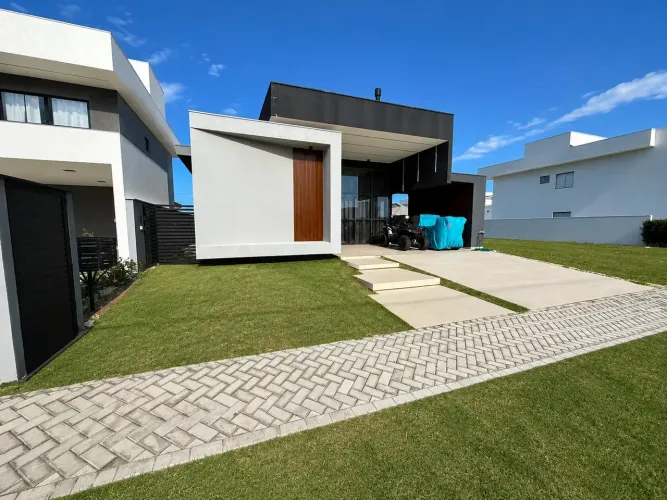 Casa Térrea Alphaville Cabo Frio, com 184,78m², 4 Suítes, Piscina, Cozinha Gourmet