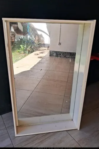 Prateleiras com espelhos em madeira