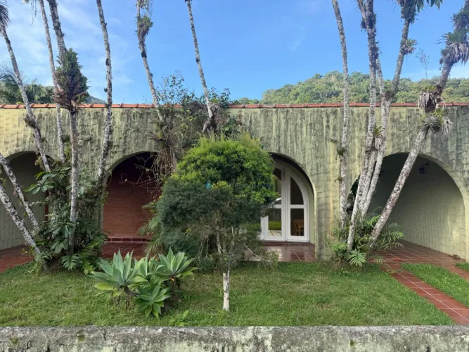 Casa à venda em condomínio no meio da natureza | QVista Inteligência Imobiliária Guarujá