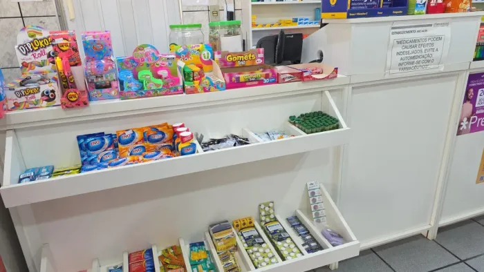 OPORTUNIDADE - MÓVEIS COMERCIAIS EM MADEIRA!