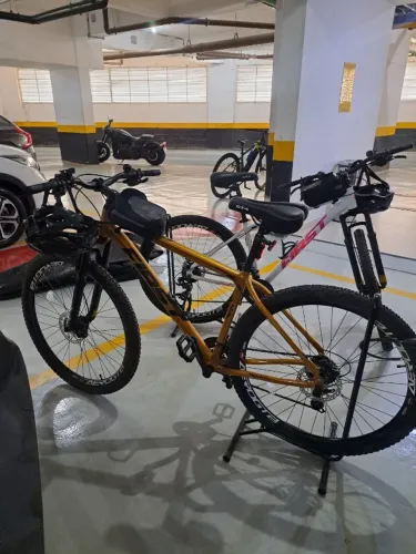 Bicicleta FIRST aro 29 - pouco uso + capacete + suporte + capa
