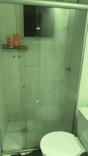 Vende se um box incolor 