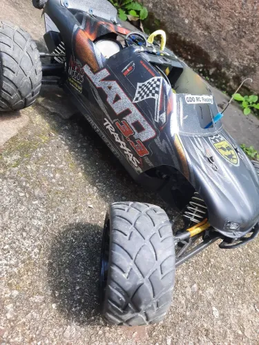 Automodelo a combustão Traxxas Jato.