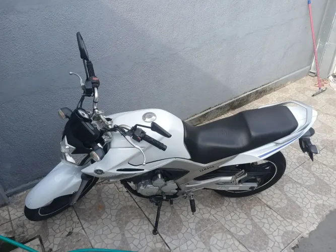 Fazer 250 branca moto linda