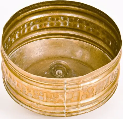 Antigo Cachepot baixo em metal dourado com alças laterais no feitio caldeirão*