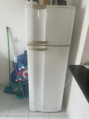 Geladeira sem gelar para doação