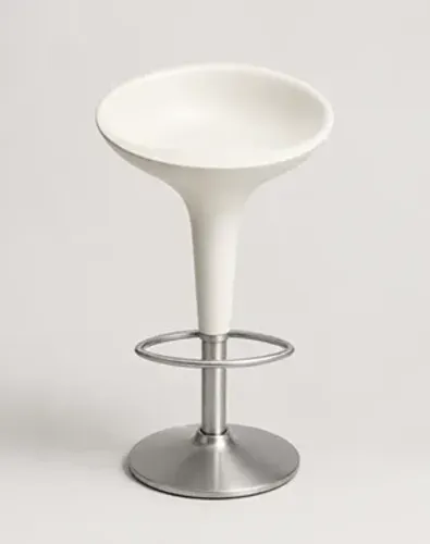 Cadeira branca com base de metal