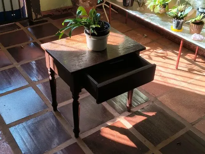 Mesinha de apoio com gaveta