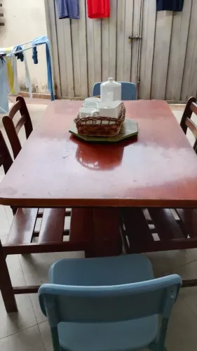 Cama colchão mesa e cadeiras
