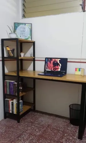 Mesa com estante 