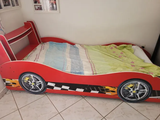 Cama e criado mudo Hot Wheels para criança 