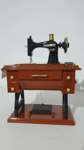 Caixinha de música formato de máquina de costura funcionando 