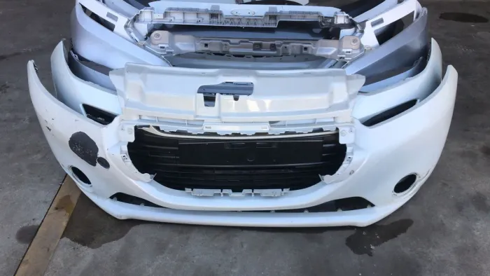 Peugeot 208 ano 2015 parachoque dianteiro a capa