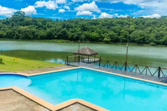 Pousada 24.8ha, lagoa artificial, piscina, quiosque, sauna, área de churrasqueira, campo.