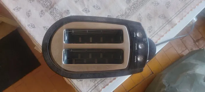 Torradeira seminova (marca: Electrolux).)