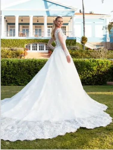 Vestido noiva rodado, com decote v, off-white, em renda francesa bordado com paetês,...