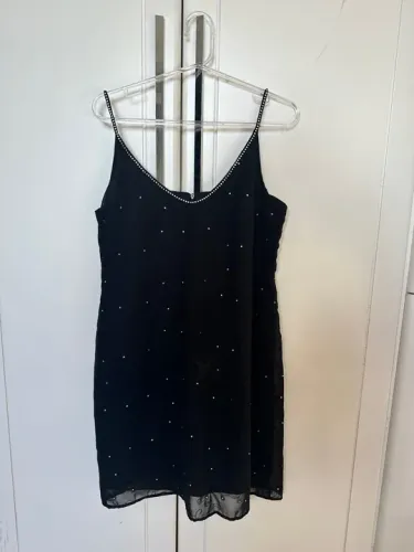 Vestido preto com detalhes em pedrarias