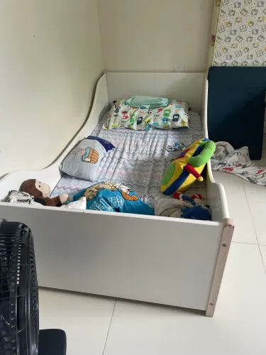Cama montessoriana tok stok 