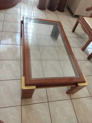 Mesa de centro de sala em Mogno acabamento dourado e vidro