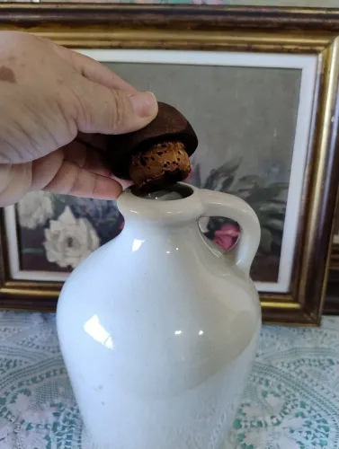 Jarro de cerâmica vintage com tampa de cortiça