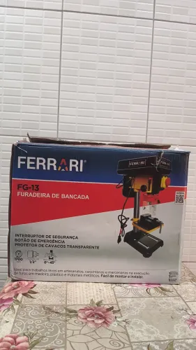 Vendo furadeira de bancada  funcionando 220 volte  pouco asada.