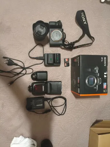 Câmera Full Frame Sony A7III + Lente FE 28-70 mm +  Flash Godox V860ii s