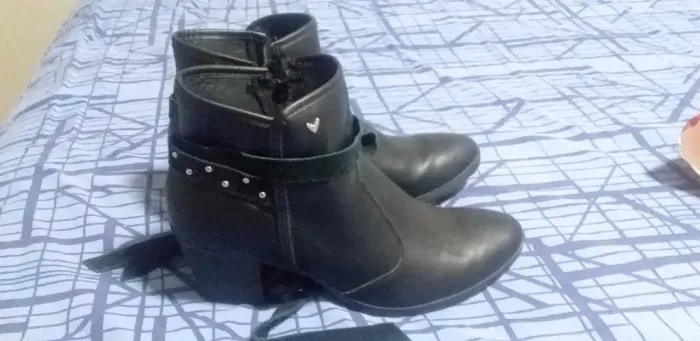 Bota preta de salto 