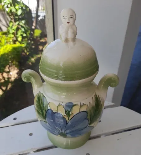Bomboniere antiga em porcelana com pintura manual 35cm alt x 18cm dia