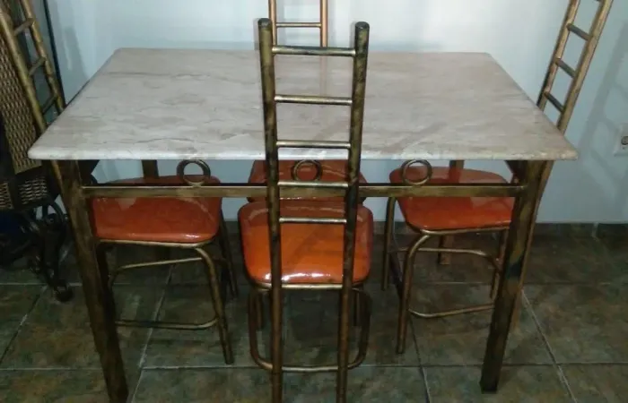 Mesa de ferro com quatro cadeiras almofadas , cor envelhecida