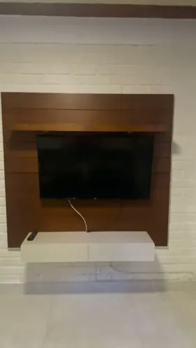 Painel de TV moderno com rack suspenso