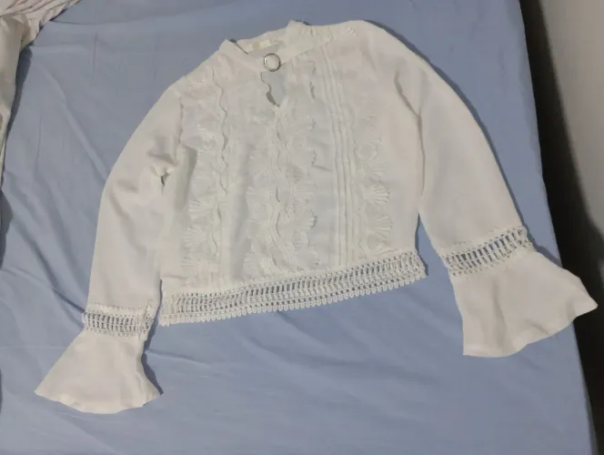 Blusa branca de renda feminina