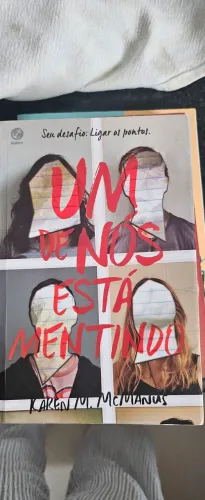 Um de nós está mentindo