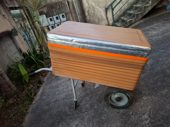 Vende carrinho com caixa para que pretende de trabalhar mo carnaval