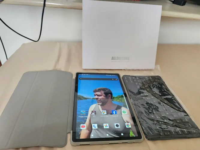 Tablet Aldocube IPlay 60.  128GB, 4GB, Dual Chip, 3 cameras.