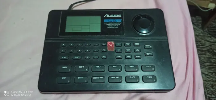 Alesis SR-16 Drum Machine - Bateria Eletrônica 